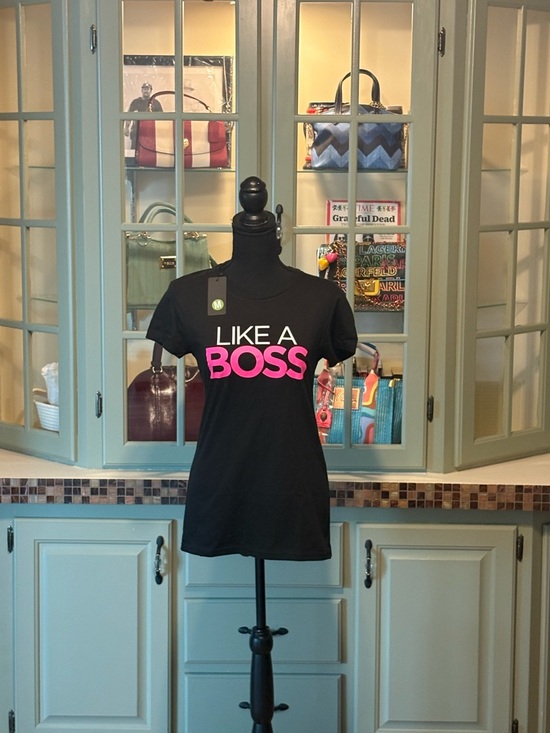 Dist Rict Tops - Like A Boss Short Sleeve Tee - Black with Pink Logo